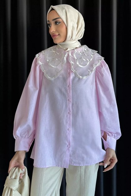 Hooded shirt with tulle embroidery on the collar