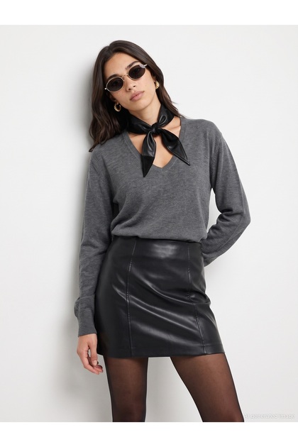 10879 V-Neck Wool Blend Sweater