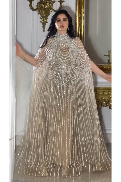 Luxurious Champagne Gold Evening Gown, Comes in Two Pieces, Featuring a Loose, Flowing Design That Falls from the Neck to the Ground, with Sparkling Sequins and Beaded Embellishments, Comes with a High-Necked Embroidered Collar.