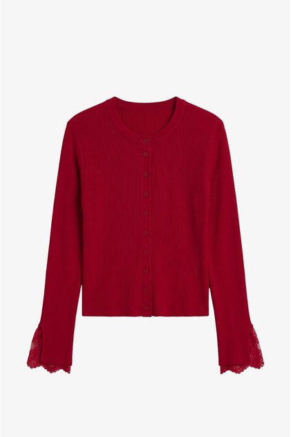 Rote Strickjacke mit Spitzenärmelabschlüssen