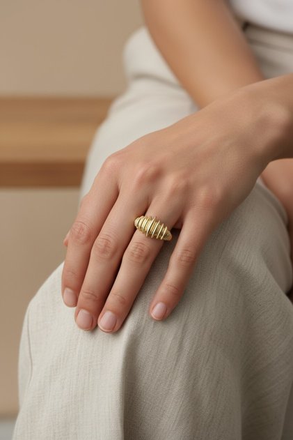 Style Pearl/Xuping Jewelry Ring with Strip Detail and Zircon Stones