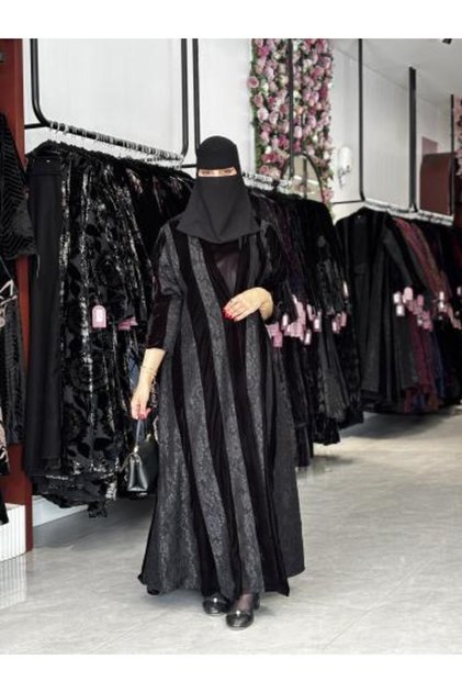 عباية D715-شتويه مخمل بتدخيلات دانتيل نصف كلوش - اسود