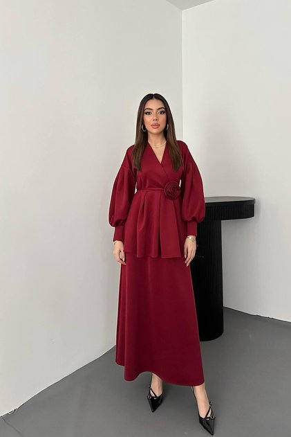 مجموعة مفصلة من الورد العنابي