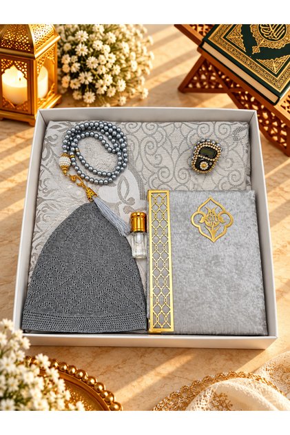طقم صلاة رجالي رمادي مكون من 6 قطع (سجادة صلاة - مسبحة - عطر - قبعة صغيرة - سجادة ذكر)