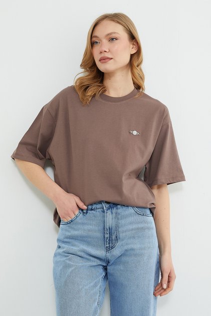 Metal-Accented Crew Neck Casual T-Shirt
