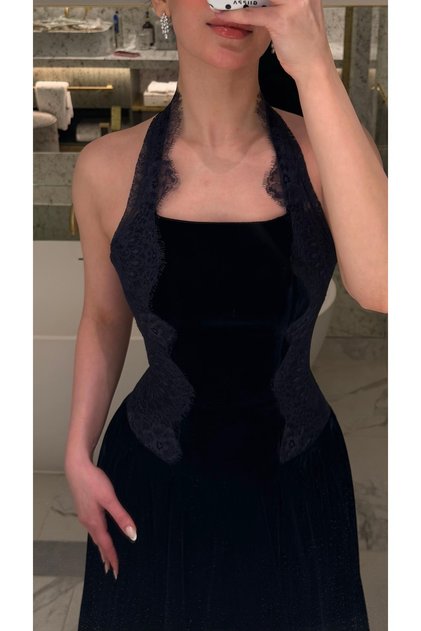 فستان سهرة طويل من المخمل الأسود بتفاصيل الدانتيل الفاخر وياقة هالتر (Halter Neck)