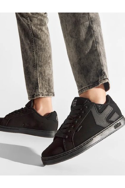 Adidasi, Negru