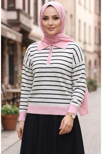 كنزة نسائية طويلة الأكمام بنقشة مخططة وياقة بولو وسحاب.