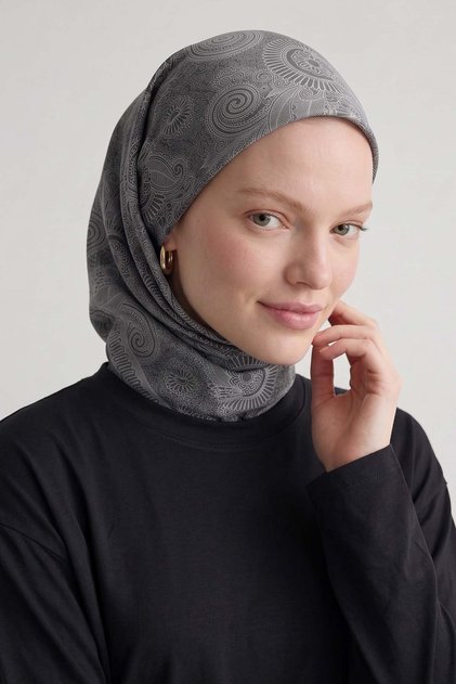 وشاح مارفيلا بنقشة عرقية، لون رمادي.