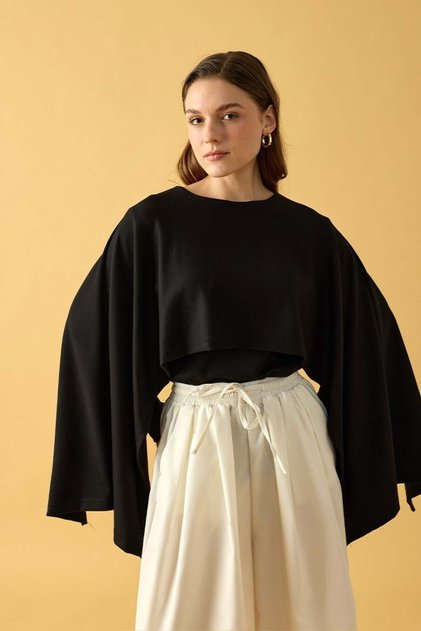 Μπλούζα με μαύρο καπέλο και μανίκια