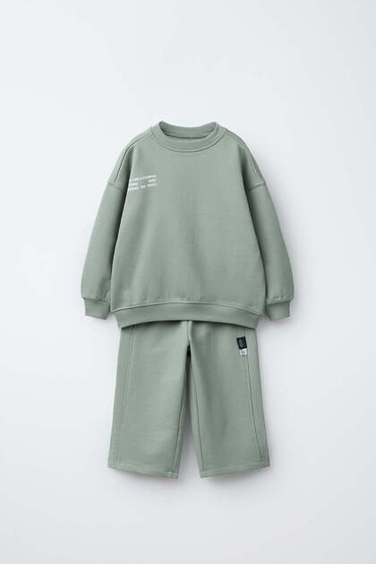 Children's Cotton Green Sweatshirt and Loose-Fit Sweatpants Set.