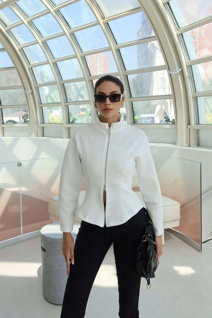 سترة نسائية من قماش السكوبا، بياقة عالية، بسحاب مزدوج، بتصميم يلتصق بالخصر، مناسبة للخريف والشتاء، باللون الأبيض.