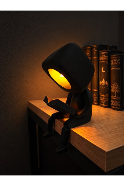 Minik Okuma Arkadaşı - Dekoratif Kitap Okuyan Robot LED Gece Lambası | Modern Masaüstü Aydınlatma ve Kitaplık Raf Dekoru | Çocuk Odası, Ofis ve Yatak Odası İçin Şık Hediye