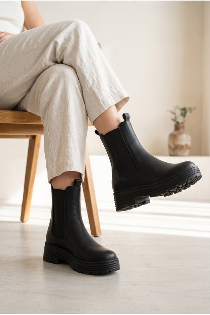 Women's Leather Textured Thick Serrated Sole Flexible Side Strap Casual Chelsea Boots