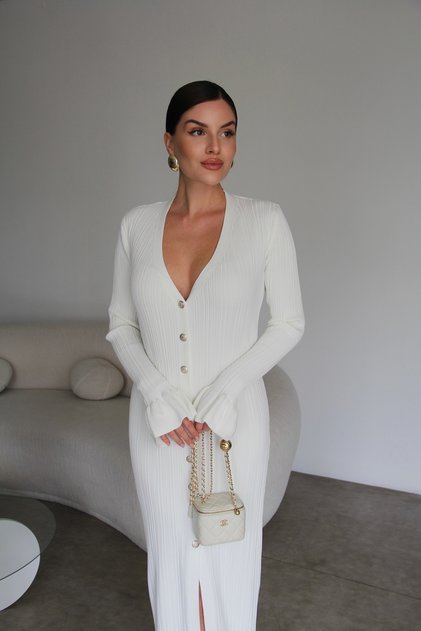 Rochie tricotată cu decolteu în V, mânecă decorativă cu volane și detaliu cu nasturi