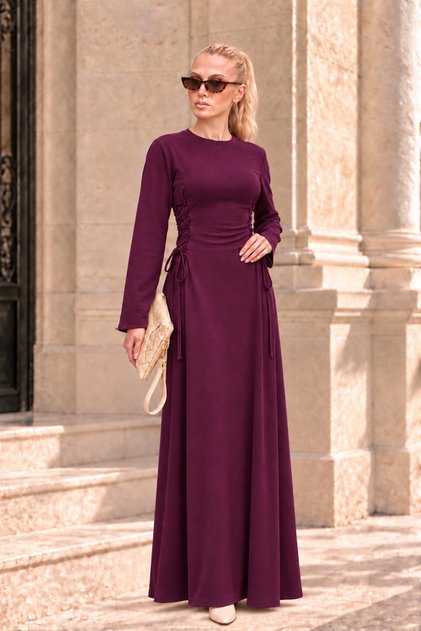 Schwarzes, leichtes, spanisches, langärmliges Damenkleid mit Schnürdetail an den Seiten 0259