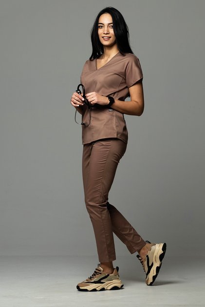 Costum medical pentru femei, bluză și pantaloni, slim fit, model nou AMBRA, maro