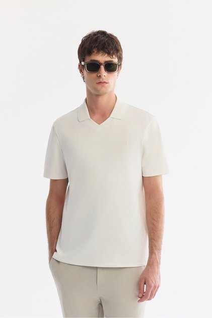 Men's Ecru Cotton Non-Curling Polo Collar Buttonless Bi-Stretch Regular Fit T-Shirt A61Y1130