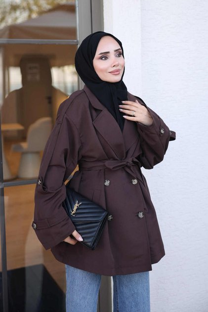 معطف قصير بياقة متقاطعة وحزام، باللون البني.