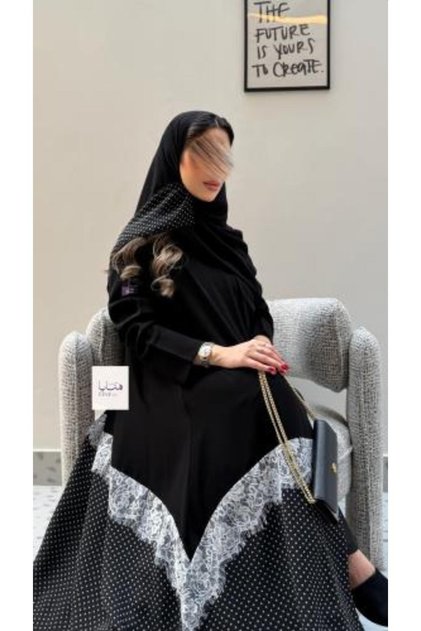 عباية وله نص كلوش بقماش كريب ملكي مع شيفون منقط دانتيل ابيض