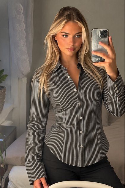 Uzun Kollu Vücuda Oturan Gömlek HL150