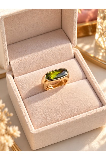 Gold-Colored Women's Ring with a Green Stone and a Chunky Design – Oval Cut, Modern and Elegant Style