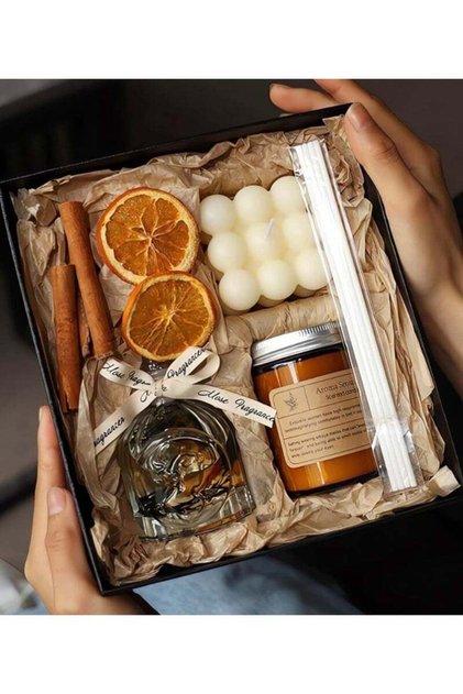 مجموعة هدايا تتضمن شمعة معطرة وناشر عطر، مجموعة شموع عطرية برائحة اللافندر في علبة هدايا فاخرة، مناسبة كهدية للاحتفال بمناسبة انتقال إلى منزل جديد أو عيد ميلاد.