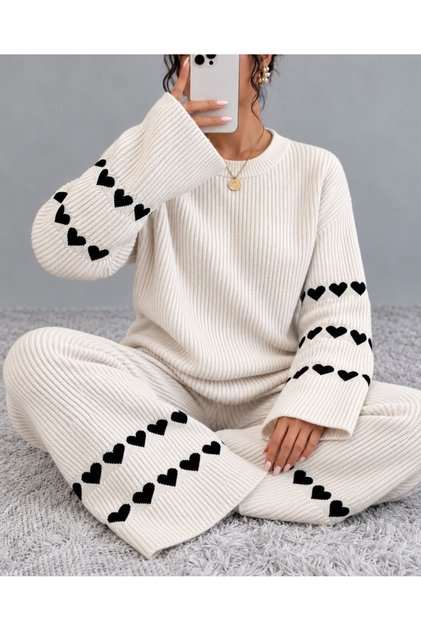 Women's Knitted Two-Piece Set Featuring Patterned and Stylish Wide-Leg Pants.