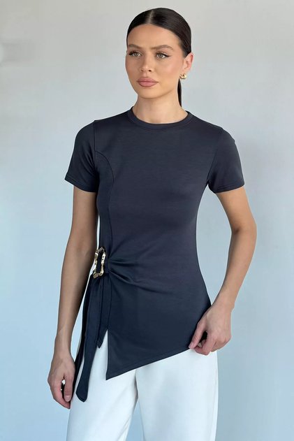 بلوزة نسائية بحزام جانبي