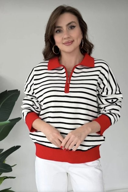 كنزة نسائية من التريكو بياقة بولو ونقشة مخططة.