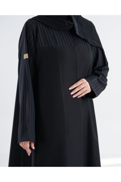 Eida Abaya in Crepe Fabric, Elegant with Pleated Crepe.