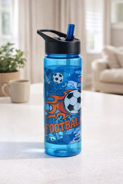 Sticlă de apă din plastic albastru, cu pai flip top, model fotbal, capac negru cu inel, 650 ml
