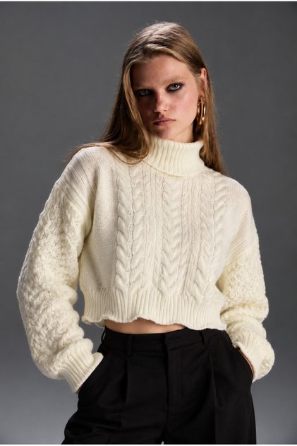 KNITTED PATTERNED T-SHIRT SWEATER WITH A TURTLE NECK