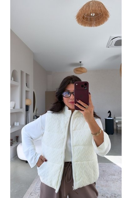 سترة مبطنة من نسيج التريكو عالي الجودة، لونها بيج فاتح، بتصميم مزدوج الجوانب.