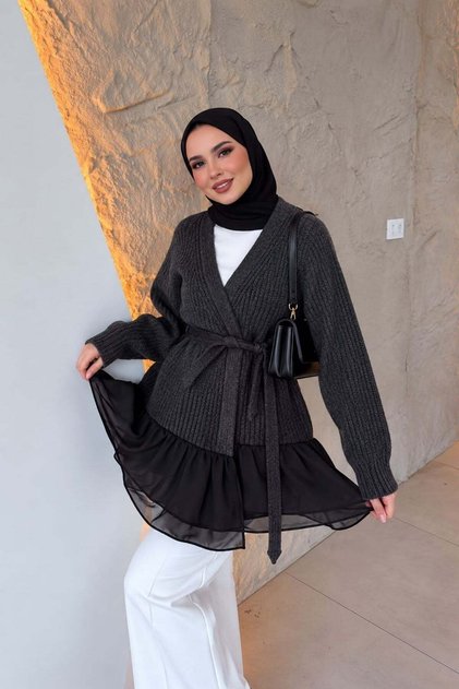 كارديجان بتفاصيل من الشيفون باللون الأسود