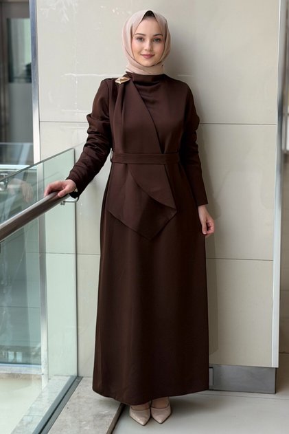 فستان سهرة بأكمام كيب مع تفاصيل إكسسوارات على الكتف