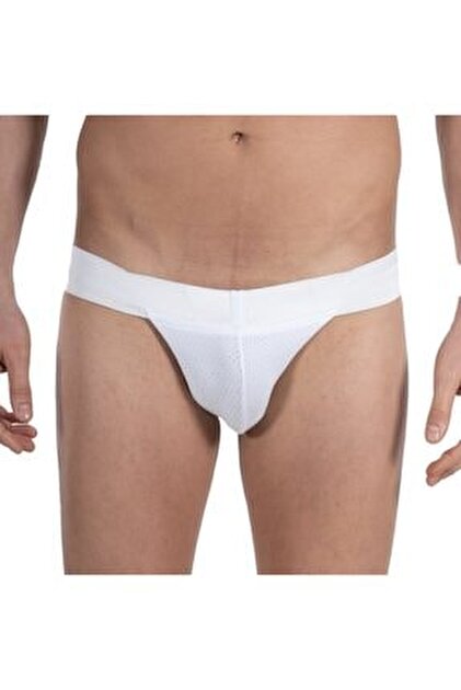 U külotlarini tushirdi va mushukini korsatdi.