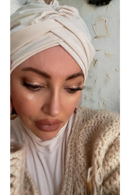 Turban gata cu trei benzi încrucișate