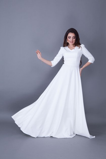 Rochie albă de damă, lungime maxi, cu decolteu în V