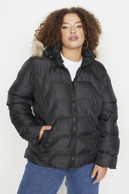 Čierny nafukovací kabát Regular Fit s kapucňou a kožušinovými detailmi TBBAW23AW00007