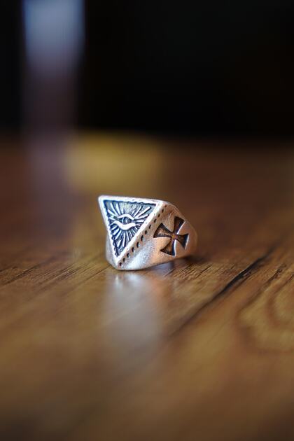 Kao Give All Seeing Eye In Pyramid Inside Triangle Illuminati Symbol Masonic Icon In Circle Round Black Color Vector Illustration Image Outline Contour Line Thin Style - Foto 3