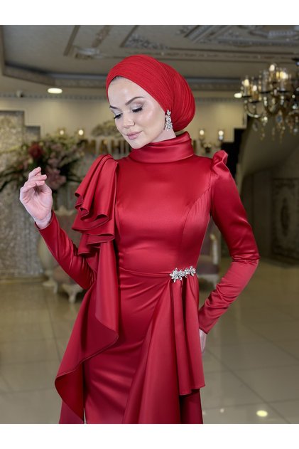 فستان سهرة أحمر بجعة