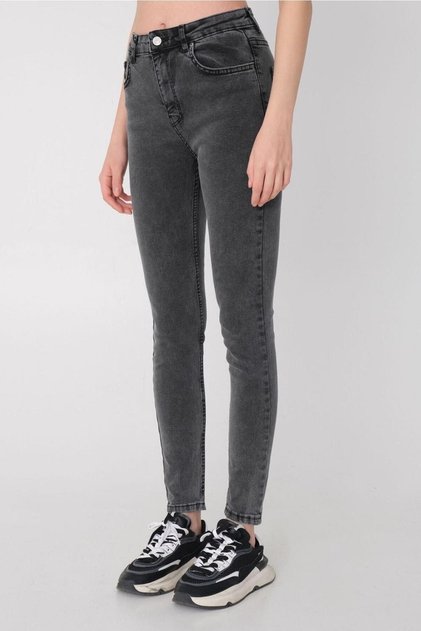 Chartaux My Baby Non-Fading Smoked Skinny Jeans Shows Thinness