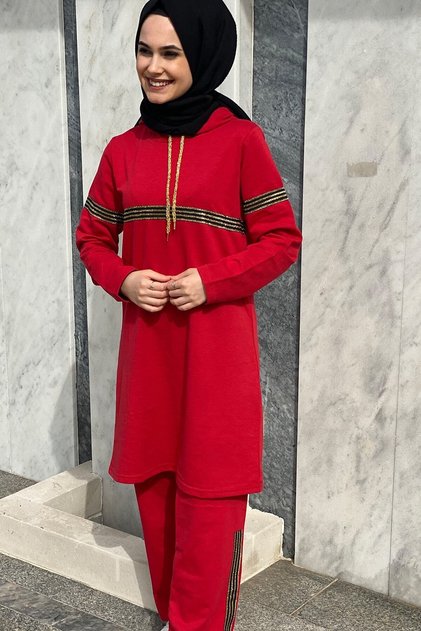 طقم بدلة رياضية للحجاب باللون الأحمر اللامع للسيدات