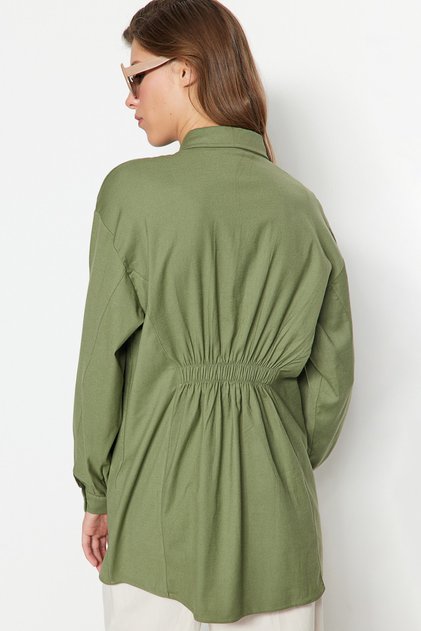 Elastická tkaná košeľa v khaki zadnej časti TCTSS23TG00061