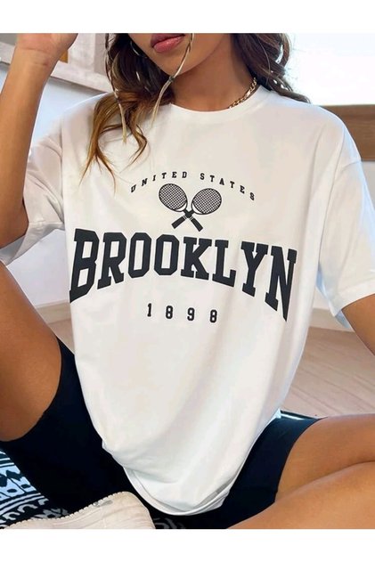 Tricou alb oversize Brooklyn 1898 cu guler rotund