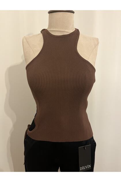 Crew Neck Undershirt with Lace on the Right Side