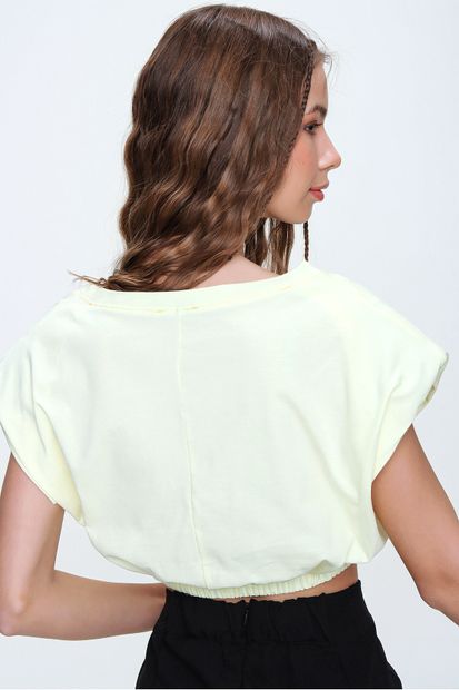 Trend Alaçatı Stili Kadın Açık Sarı Omuz Vatkalı Beli Lastikli Crop T-Shirt ALC-X5800 - 6