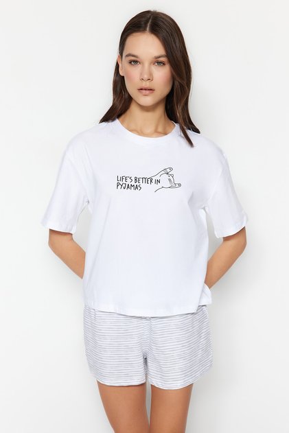 Beyaz Pamuk Karışımlı Çizgili Slogan Baskılı Şortlu Örme Pijama Takımı THMSS23PT00228