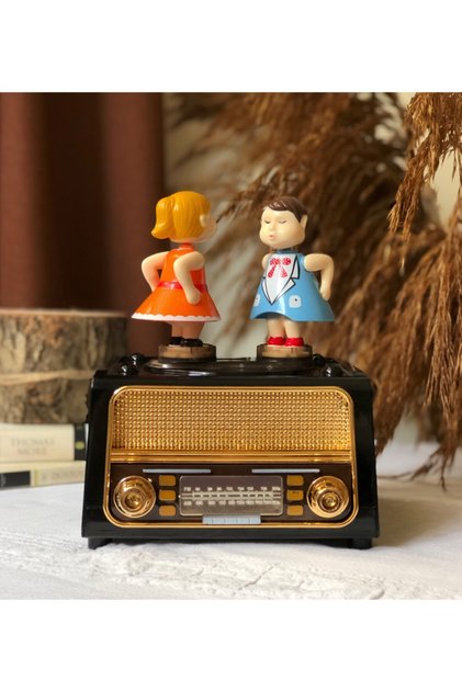 Dekoratif Antik Radyo Görünümlü Öpüşen Çift Müzik Kutusu